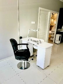 Wynajmę biurko do manicure
