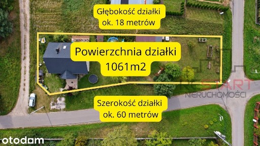 Urokliwy dom w pobliżu lasu.