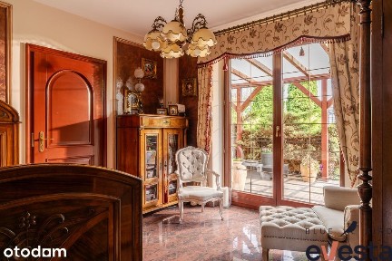 Ręczna sztukateria, marmur i 186,5 m² przestrzeni