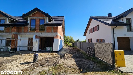 Dom bliźniak z garażem i dużym ogródkiem