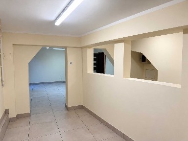 Lokal może być wykorzystany jako biuro, gabinet kosmetyczny, studio, pracownia lub na inną spokojną działalność usługową.