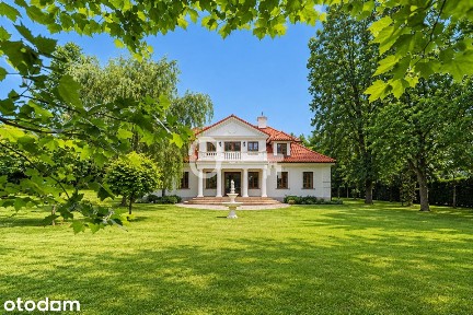 Rezydencja wśród drzew z pięknym ogrodem