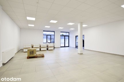 Lokal na parterze z bezpłatnym parkingiem.