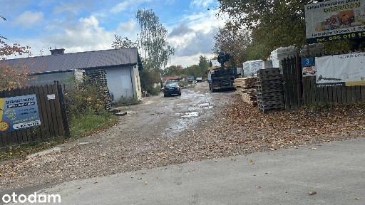 Plac z budynkiem usługowym i wiatą.