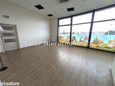 Lokal parterowy z dużą witryną