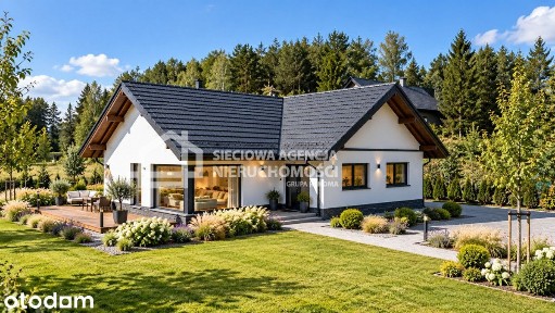 Nowy dom parterowy z widokiem na jezioro.