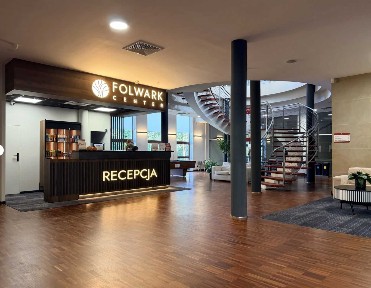 Coworking Rzeszów - biurko w nowoczesnej przestrzeni | Folwark Center