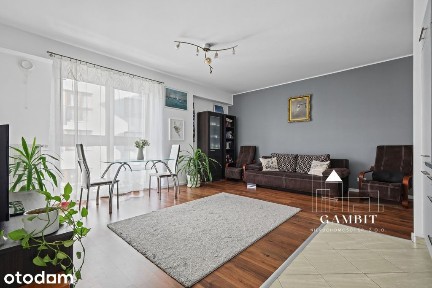 Jasna kawalerka w apartamentowcu k. Toru Służewiec. Widok na zieleń.
