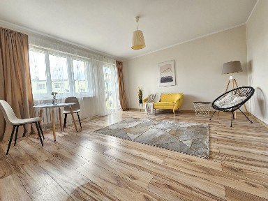 Kawalerka w centrum Sieradza z balkonem i windą.