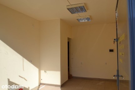 Lokal Usługowo-Handlowy 26 m² z Witryną i Reklamą w Centrum Miasta