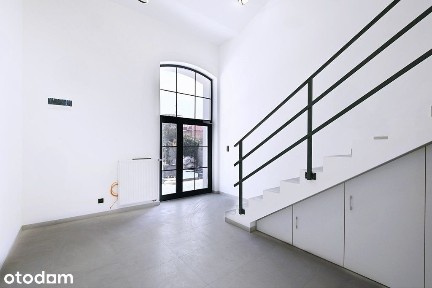 Lokal na parterze pofabrycznego budynku, parking