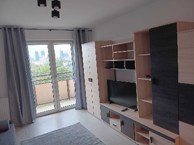 Kawalerka z widokiem na wieżowce, duży balkon, metro 3 min pieszo, park obok