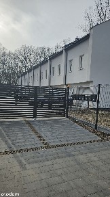 Nowoczesny dom szeregowy z garażem i ogrodem