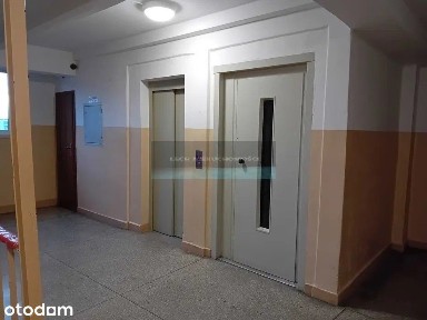 W pobliżu stacji metra-