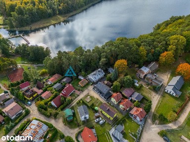 Urokliwy dom w zabudowie bliźniaczej nad jeziorem