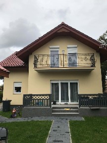 Dom z garażem i tarasem