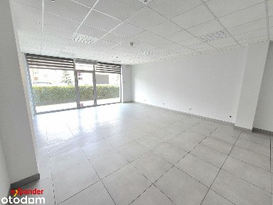 Lokal przy linii tramwajowej z dużą witryną
