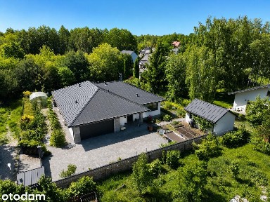 Dom wolnostojący z basenem i garażem