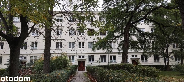 Dwupokojowe mieszkanie z dużą kuchnią w pobliżu Łazienek Królewskich.