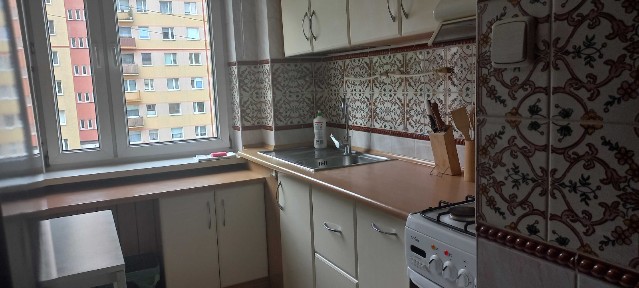 w Sopocie blisko SKM z dwoma niezależnymi pokojami i jasną kuchnią, w bloku, winda, balkon i piwnica, idealne dla pary, spokojna okolica, blisko morze