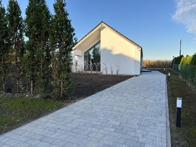 Nowy dom parterowy typu stodoła