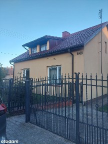 Dom na sprzedaż w spokojnej okolicy.