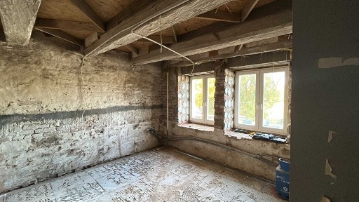 Mieszkanie w XIX-wiecznym spichlerzu, belki, ogród nad stawem