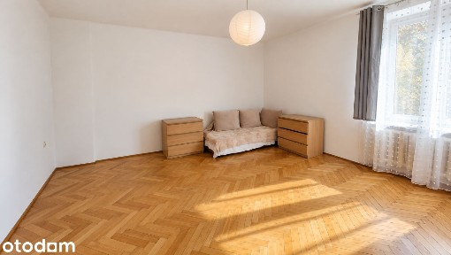 Metro Płocka | 41 m² w powojennej kamienicy z WINDĄ na Woli