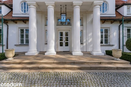 Zabytkowy dwór na sprzedaż | 623 m² | 5,42 ha | Stajnia