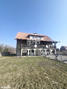 Dom z ogromnym tarasem i widokiem na zieleń.
