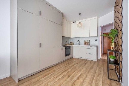 2 Pokoje | Balkon 12 m² | Nowa Kuchnia | Blisko Metra | Winda | Gotowe do Zamieszkania