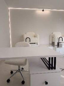 1. Stanowisko manicure+pedicure. 2 Pomieszczenie pod zabiegi