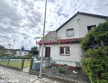 Dom bliźniak z budynkiem stacji diagnostyki aut