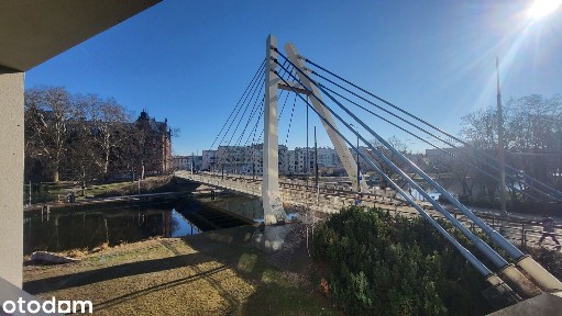 Dwupokojowe mieszkanie z widokiem na rzekę z miejscem parkingowym.