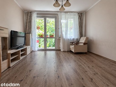 Mieszkanie 2 pokojowe z oddzielną kuchnią i balkonem.