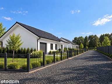 Dom parterowy z fotowoltaiką pod lasem