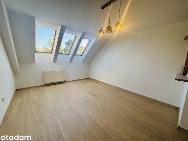 Centrum, balkon, zieleń, parking na dwa auta, nieumeblowane