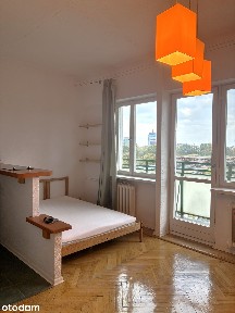 Optymistyczna, wysoka kawalerka tuż obok stacji Metra