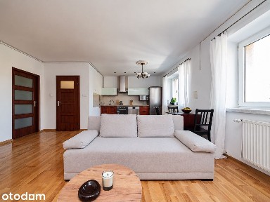 Jasne i ciche mieszkanie w kamienicy z lat 50 | Parking | Piwnica