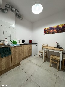 4 klimatyzowane pokoje, dwie łazienki, recepcja