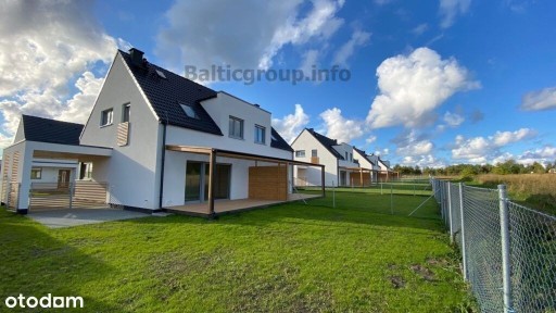 Klimatyczny dom nad morzem na nowoczesnym osiedlu